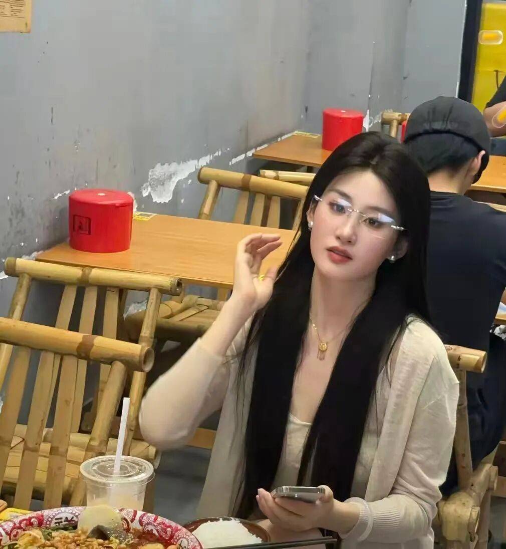 女孩酷似刘亦菲走红，3条视频涨粉超20万，本人最新回应，反复强调没整容